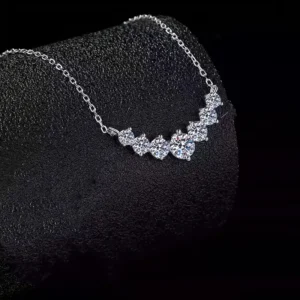Lančić „Celestia“ s Moissanite Kristalima – Elegantni V-oblik za Posebne Prilike